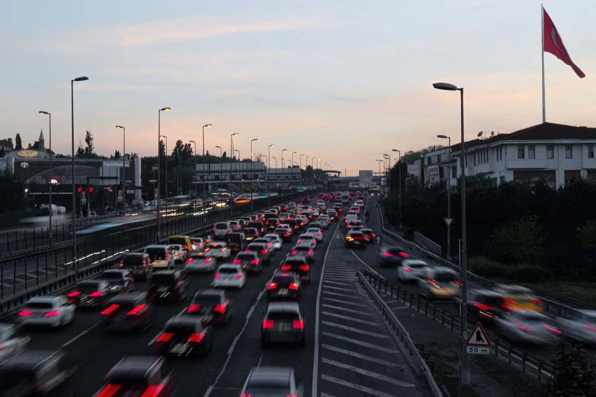 Afyonkarahisar'da refüj kazasında 3 kişi yaralandı