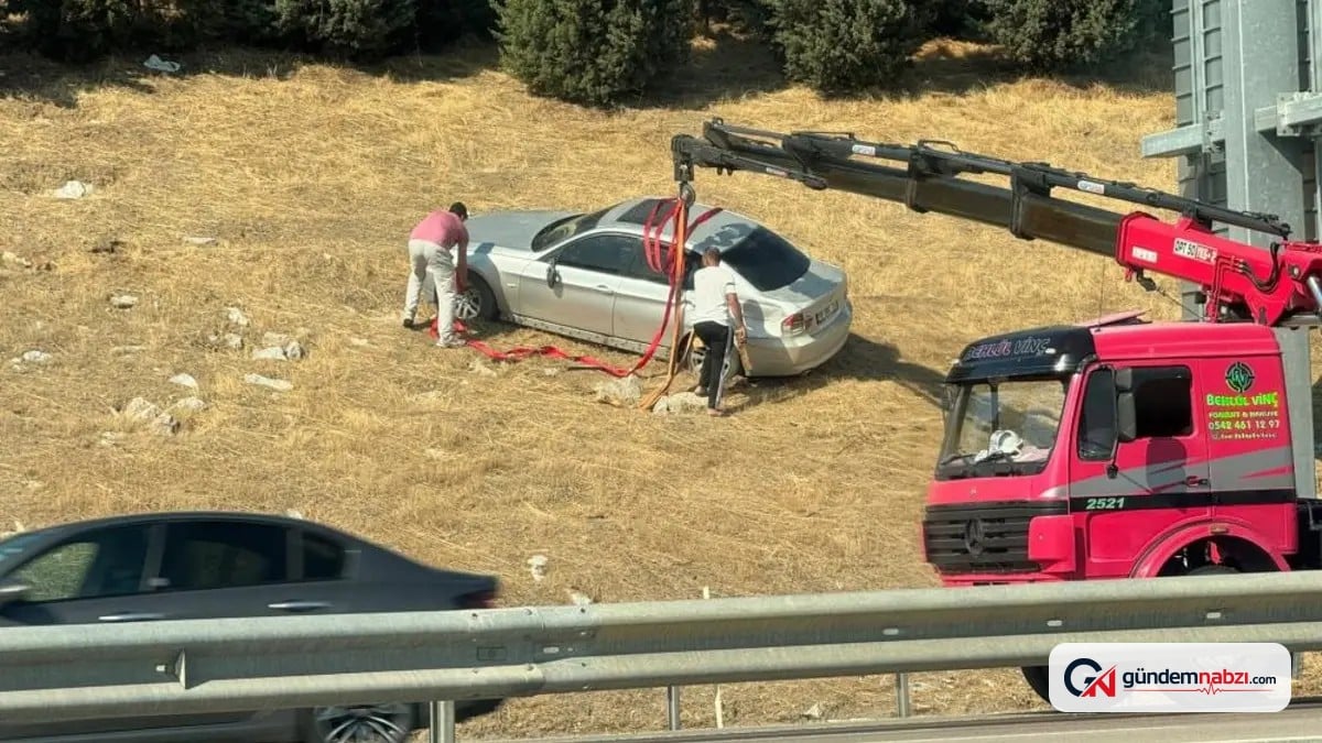 Bursa'da otomobil bariyerleri aşarak tarlaya uçtu