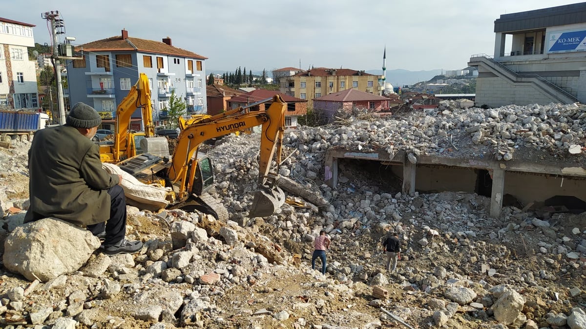71 yaşındaki işçi inşaatta düşerek hayatını kaybetti