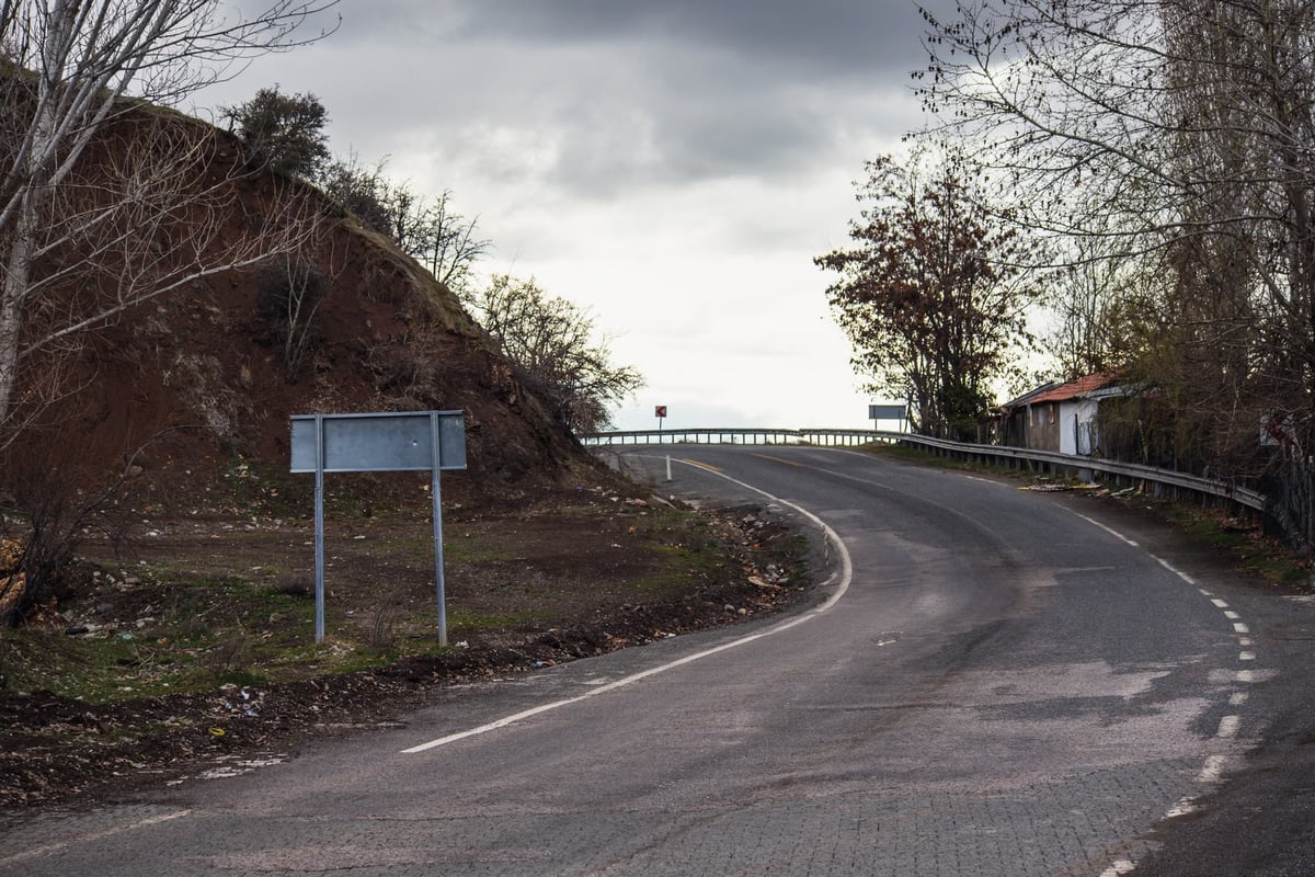 Van'da otomobil bariyerlere çarptı: 4 kişi yaralandı