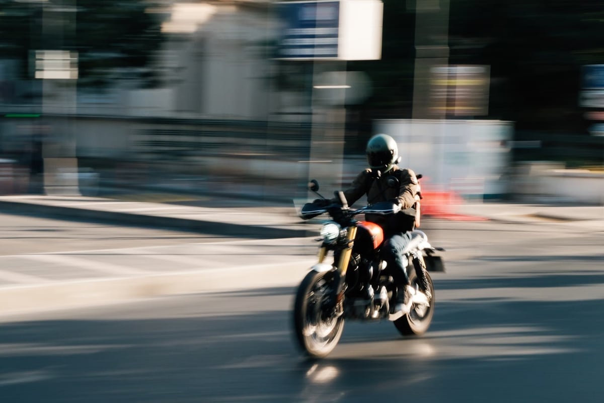 İstanbul'da araçların arasından giden motosiklet kaza yaptı