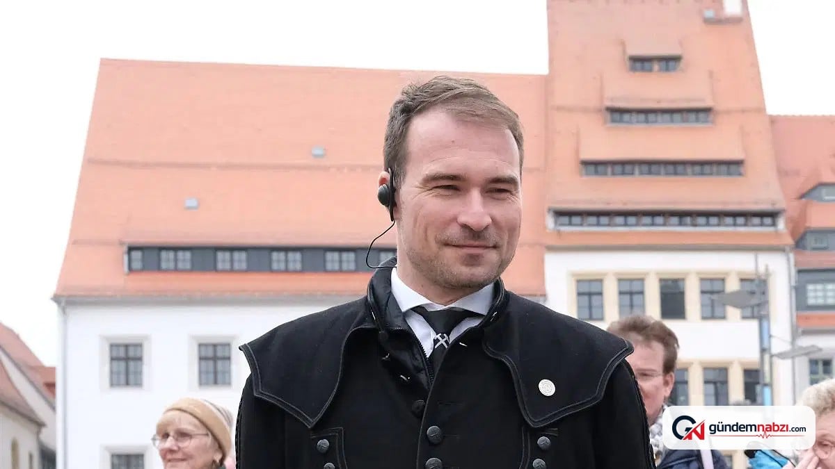 Almanya'da otel odasını dağıtıp polise direnen belediye başkanı görevden uzaklaştırıldı