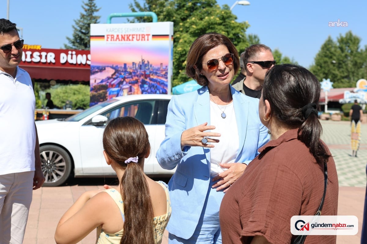 Eskişehir'de Başkan Ünlüce, Kentpark yapay plajı'nda vatandaşlarla buluştu