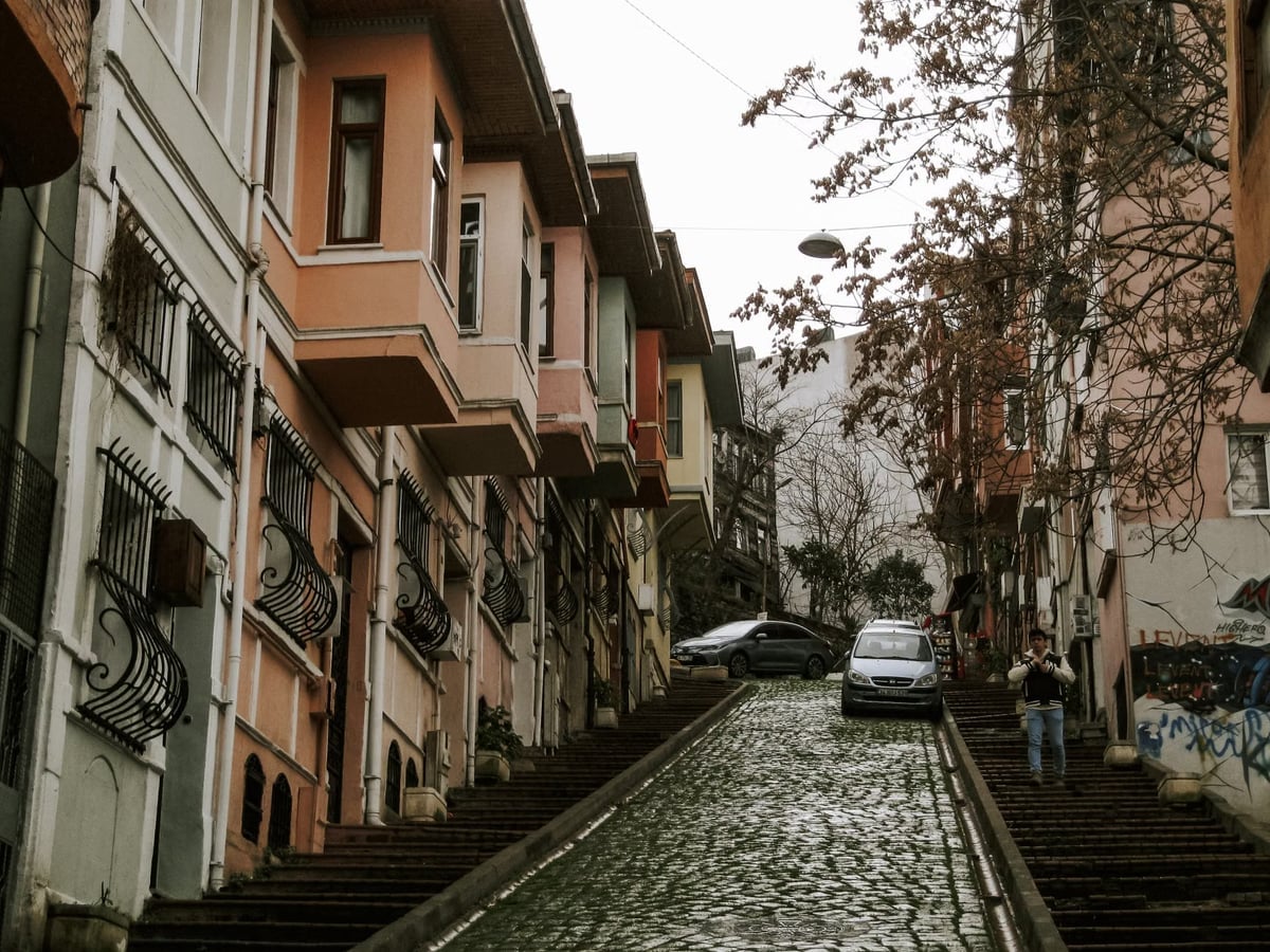 İstanbul'da kayan otomobili kaputtan tutarak durdurdu