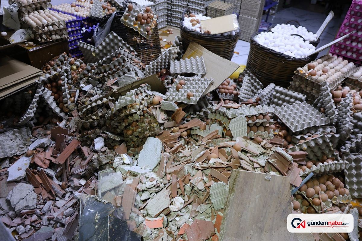 İzmir'de otomobil dönerciye çarptı, yumurtalar kırıldı