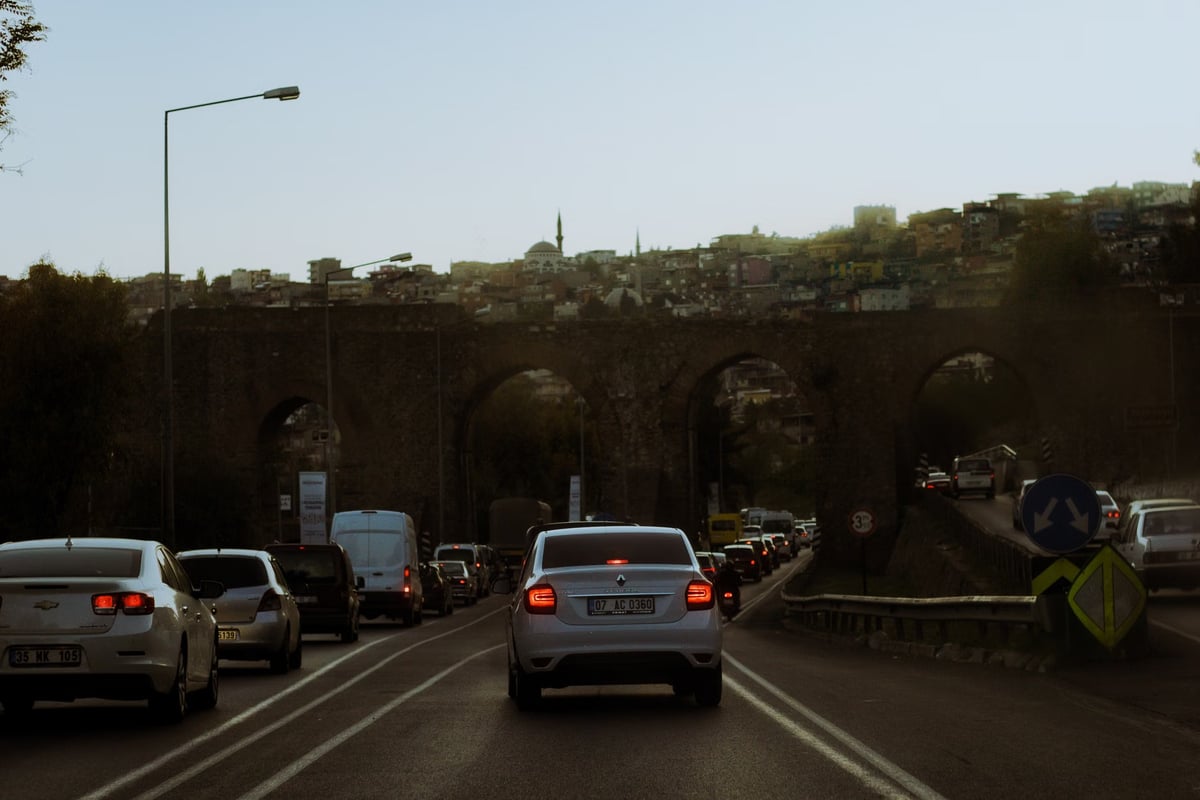 Bursa'da üç aracın karıştığı kazada bir kişi yaralandı
