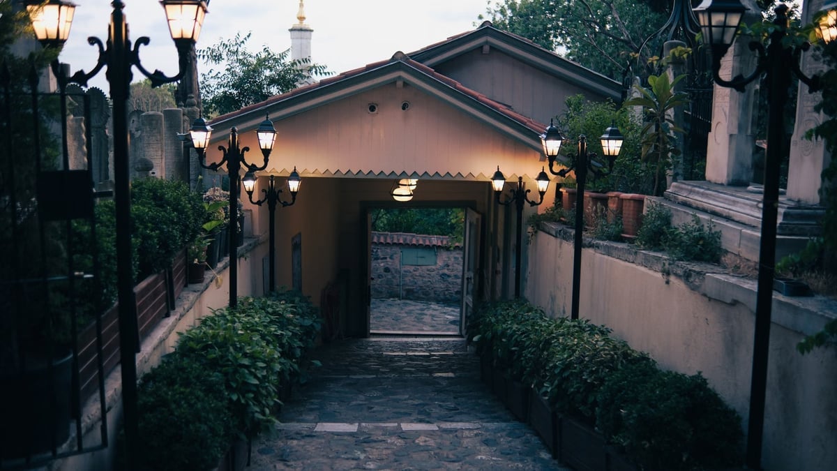 Mezarlıkta kapkaç: 97 bin TL'yi transfer ettiler