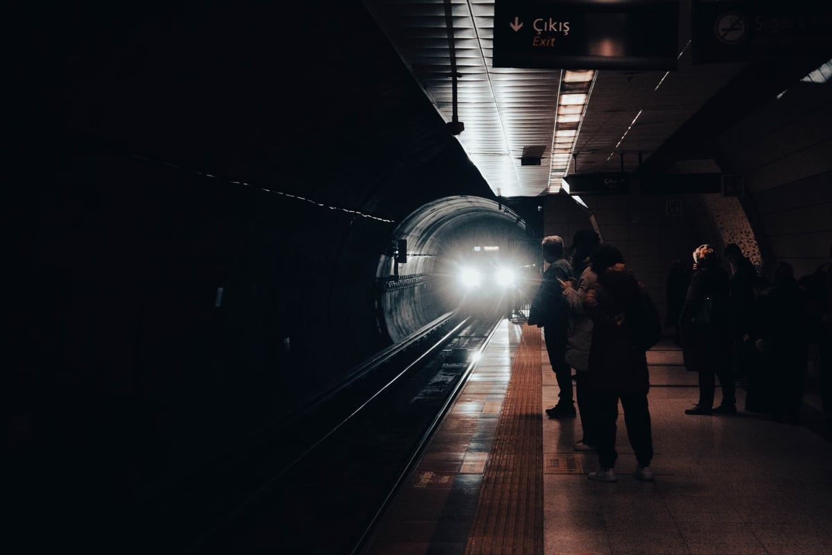 Bahçelievler'de metrobüsün çarptığı kadın ağır yaralandı