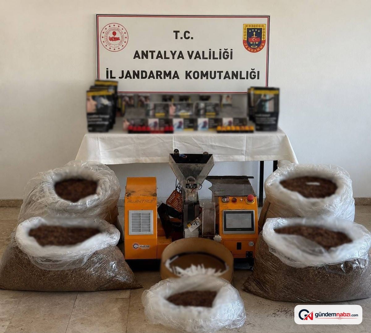 Döşemealtı'nda kaçak tütün operasyonu: 280 kilo tütün ele geçirildi