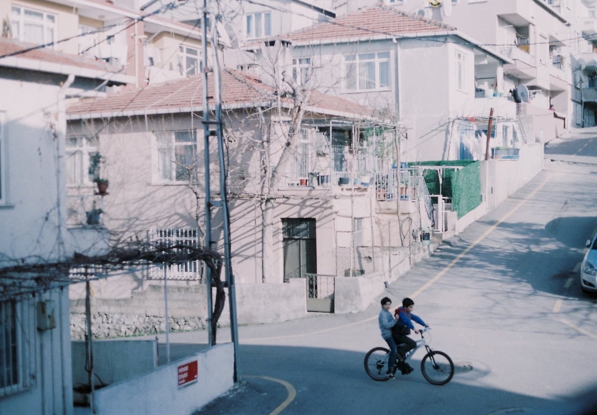 Kapı kazasında elektrikli bisiklet sürücüsü ağır yaralandı