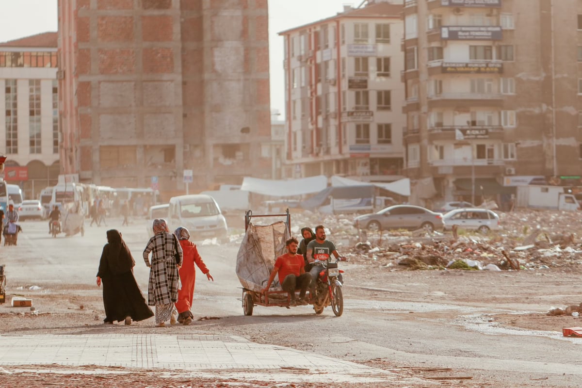 Hatay Atatürk Caddesi'nde yaşam 3,5 yıl sonra yeniden başladı