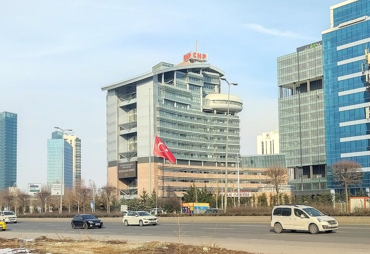 Berhan Şimşek parti görevlerinden istifa etti