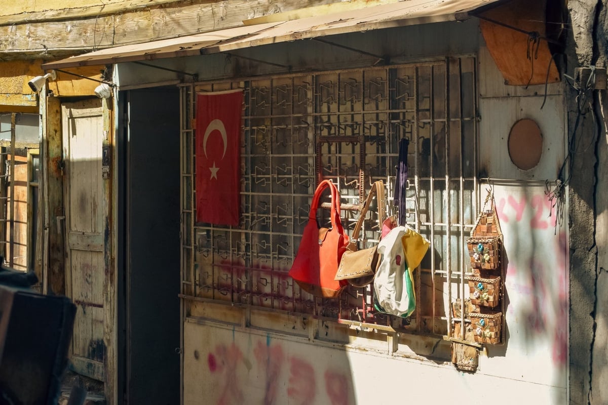 Mardin'de iş yerine silahlı saldırı düzenlenen anlar