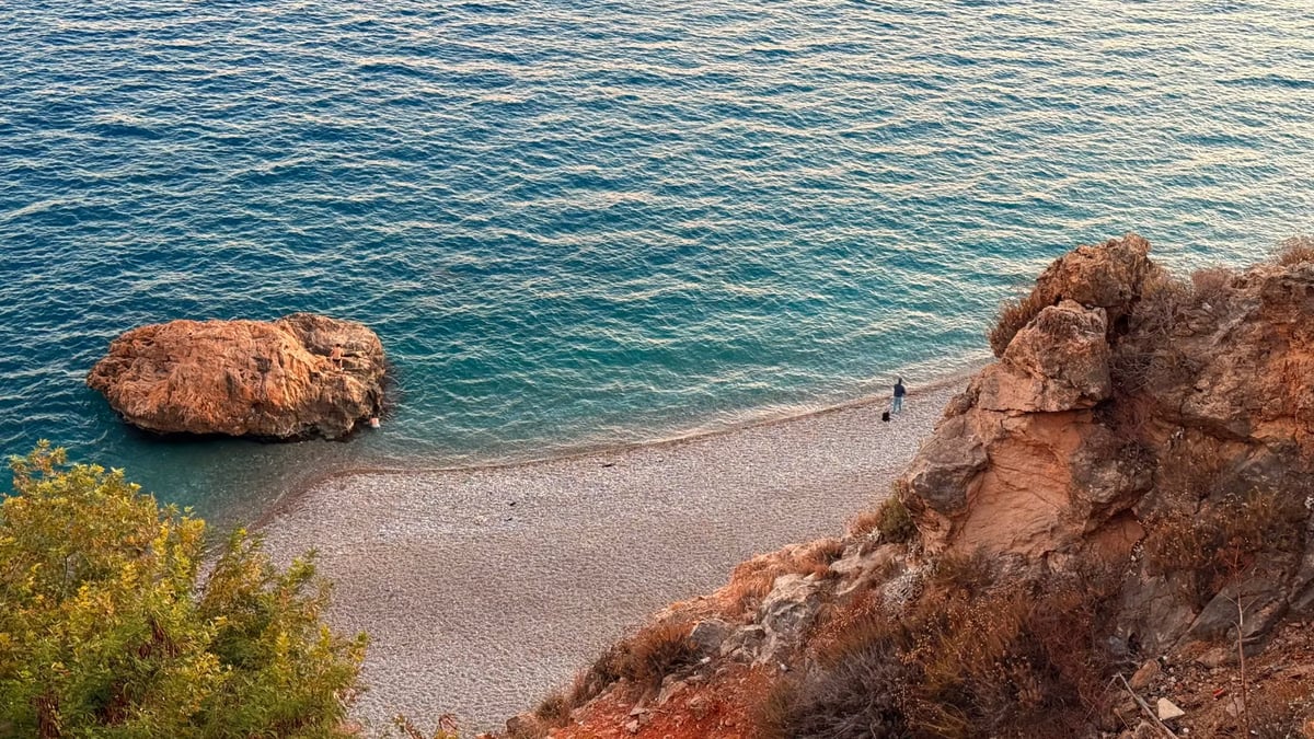Antalya'da turistlerin çantalarını çalan şüpheli yakalandı