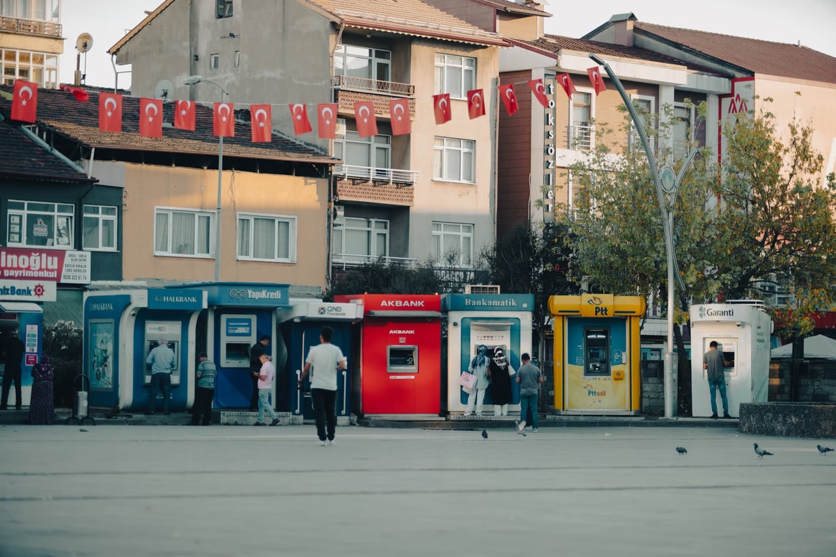 Osmaniye'de trafo yangınına aldırış etmeyenler ATM'den para çekti