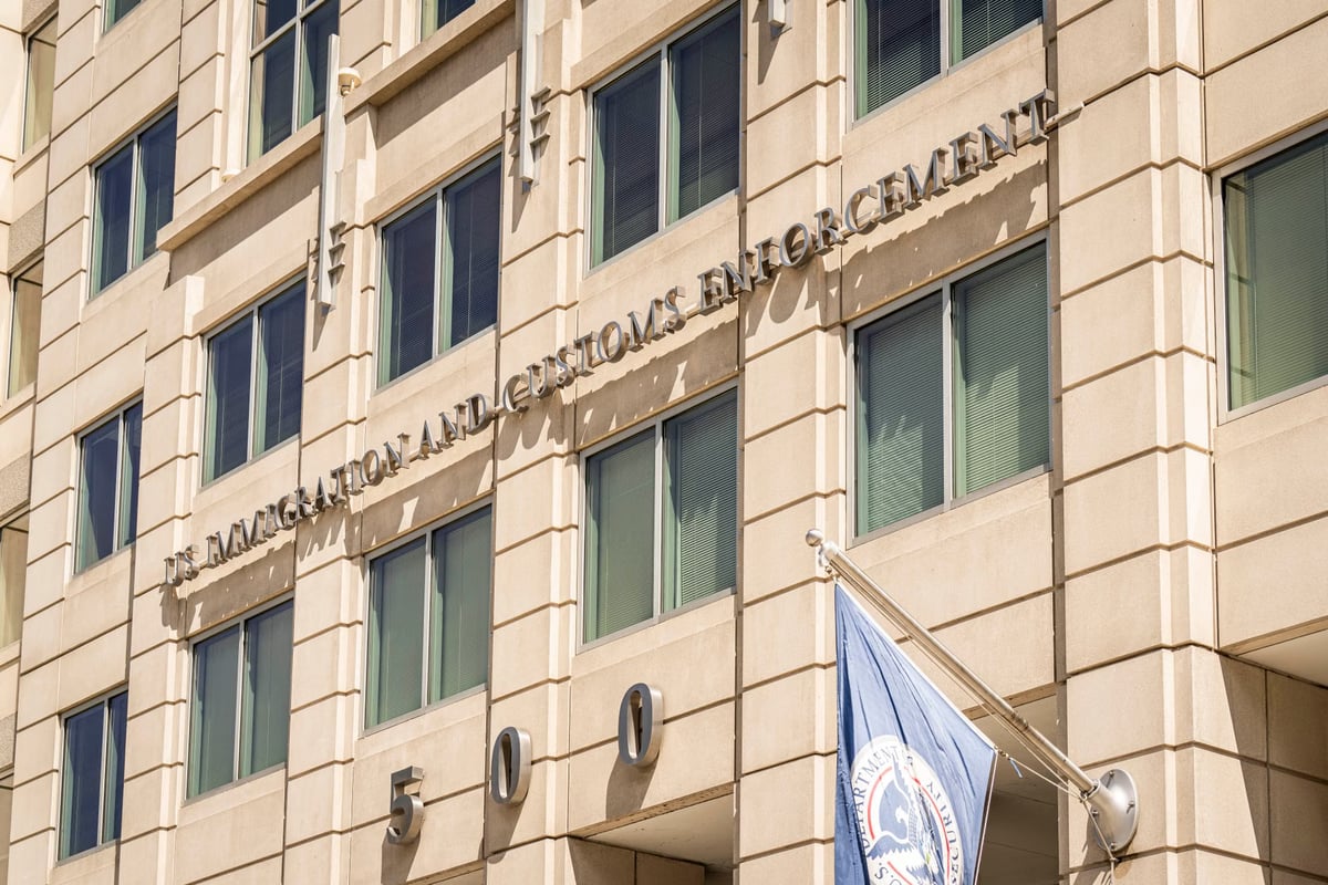 Federal hakim, New York'un ICE memurlarının maske takma yasağını durdurdu