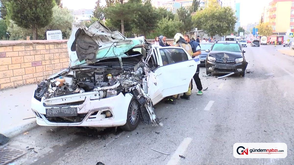 İstanbul'da otomobil park halindeki araçlara çarptı: 2 yaralı