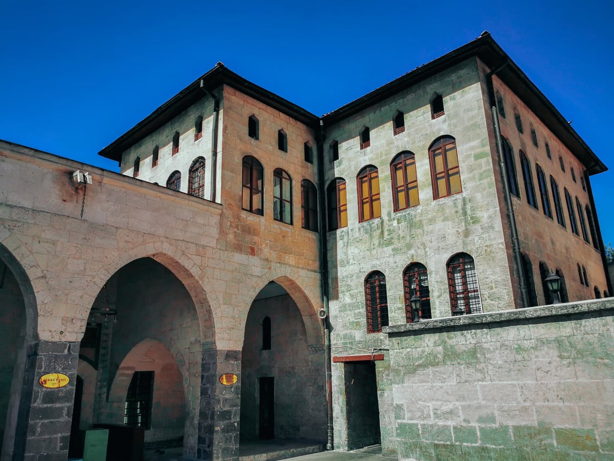 Gaziantep'te Prof. dr. metin sözen anıldı