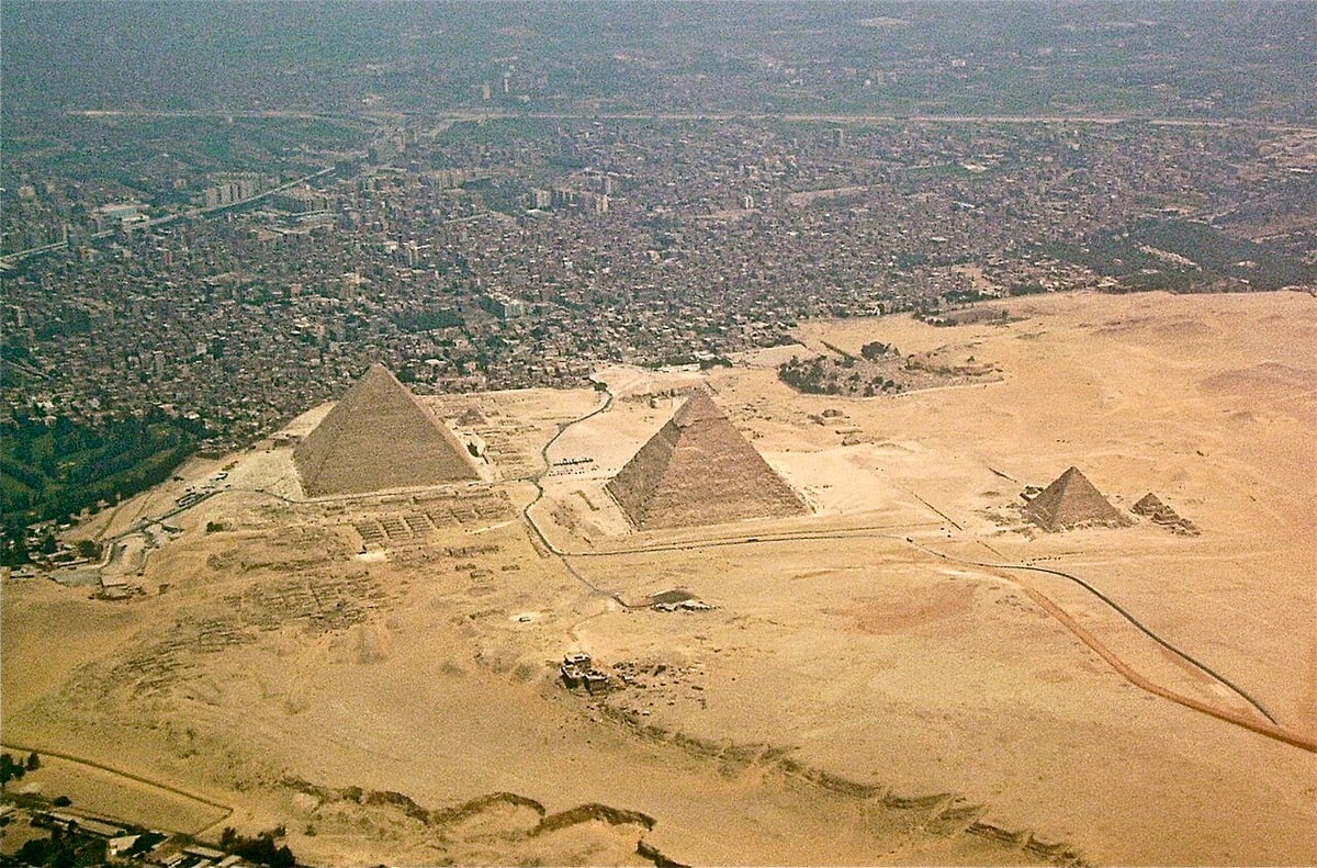 Giza piramitleri'nde tahribat: Ziyaretçilerin isimleri kazındı