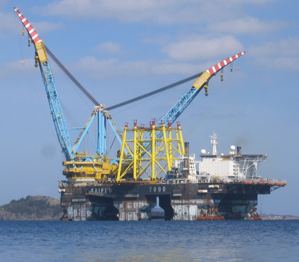 Dünyanın en büyük üçüncü vinç gemisi Saipem 7000 İstanbul Boğazı'nda