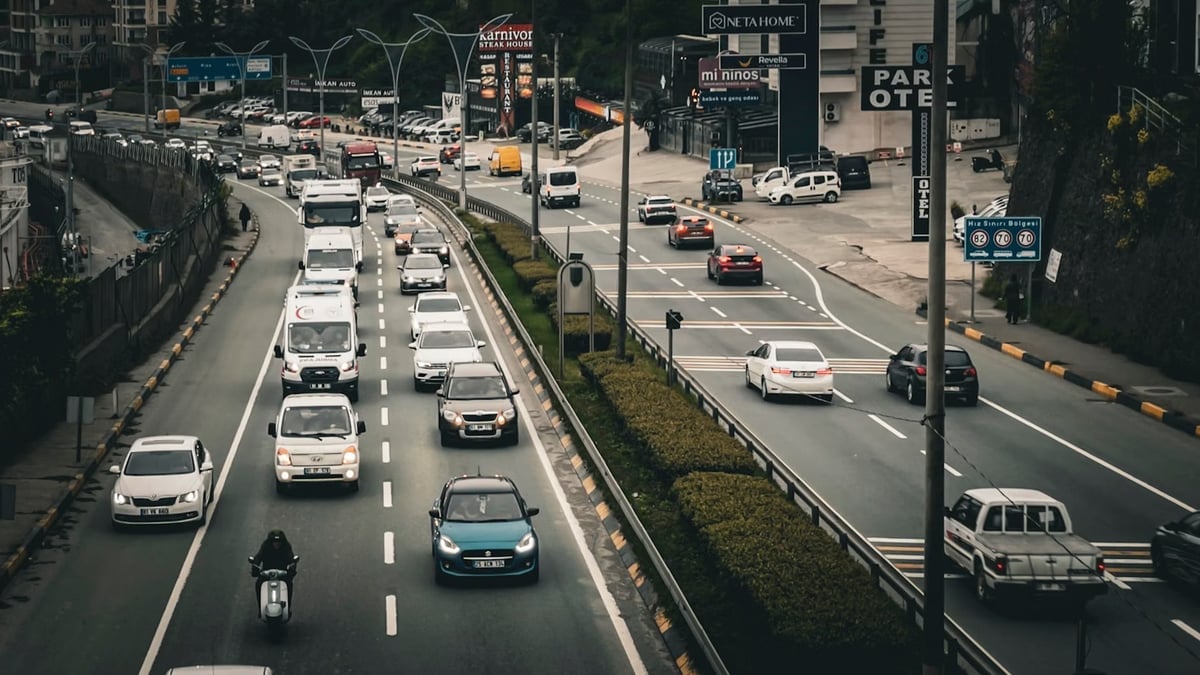Şişli'de motosiklet kazası: Ani fren devrilme yaraladı