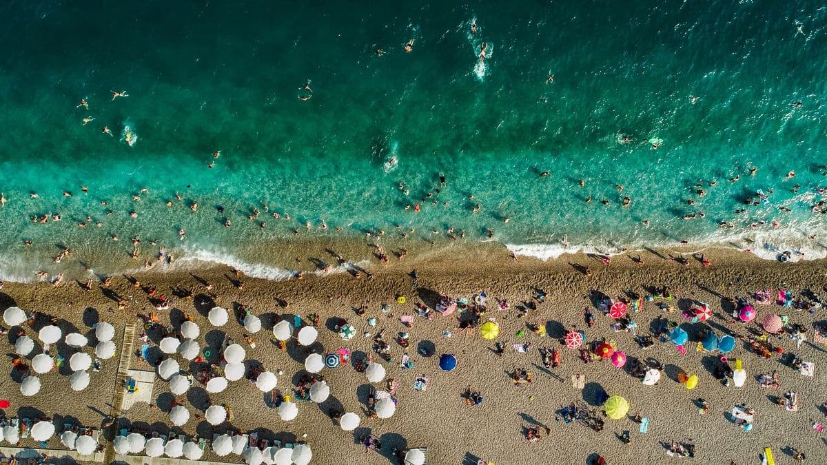 Antalya'da sıcak hava nedeniyle sahillerde yoğunluk yaşandı