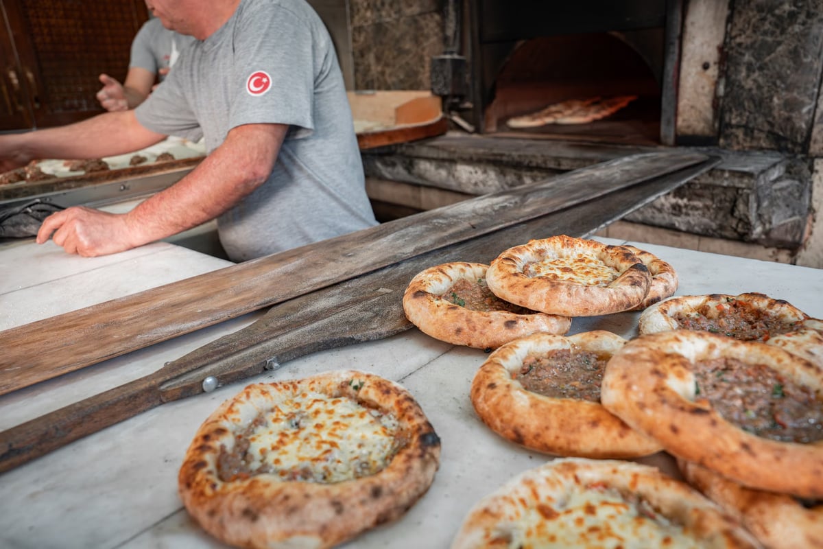 İstanbul Eminönü'nde 42 yıllık pide ustalığı