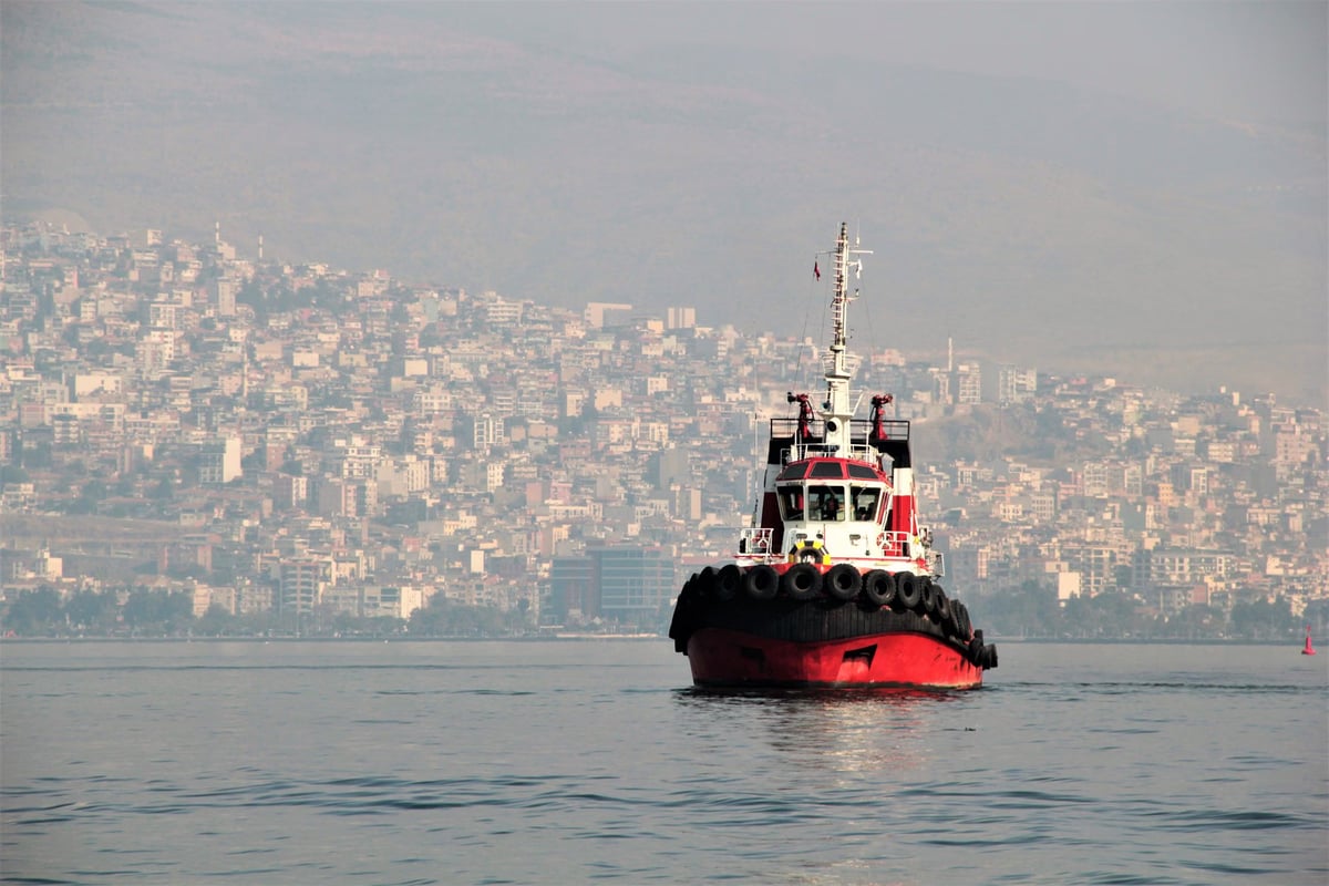 Çanakkale açıklarında boş tankerin bacasında yangın çıktı