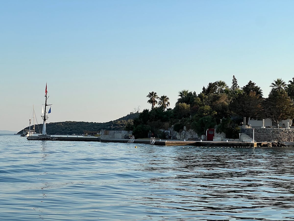 İzmir'de Kalem Adası Kuriş ailesine satıldı