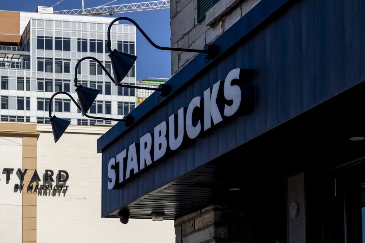 Güney Kore'de Starbucks'a 'Tank Günü' baskını düzenlendi