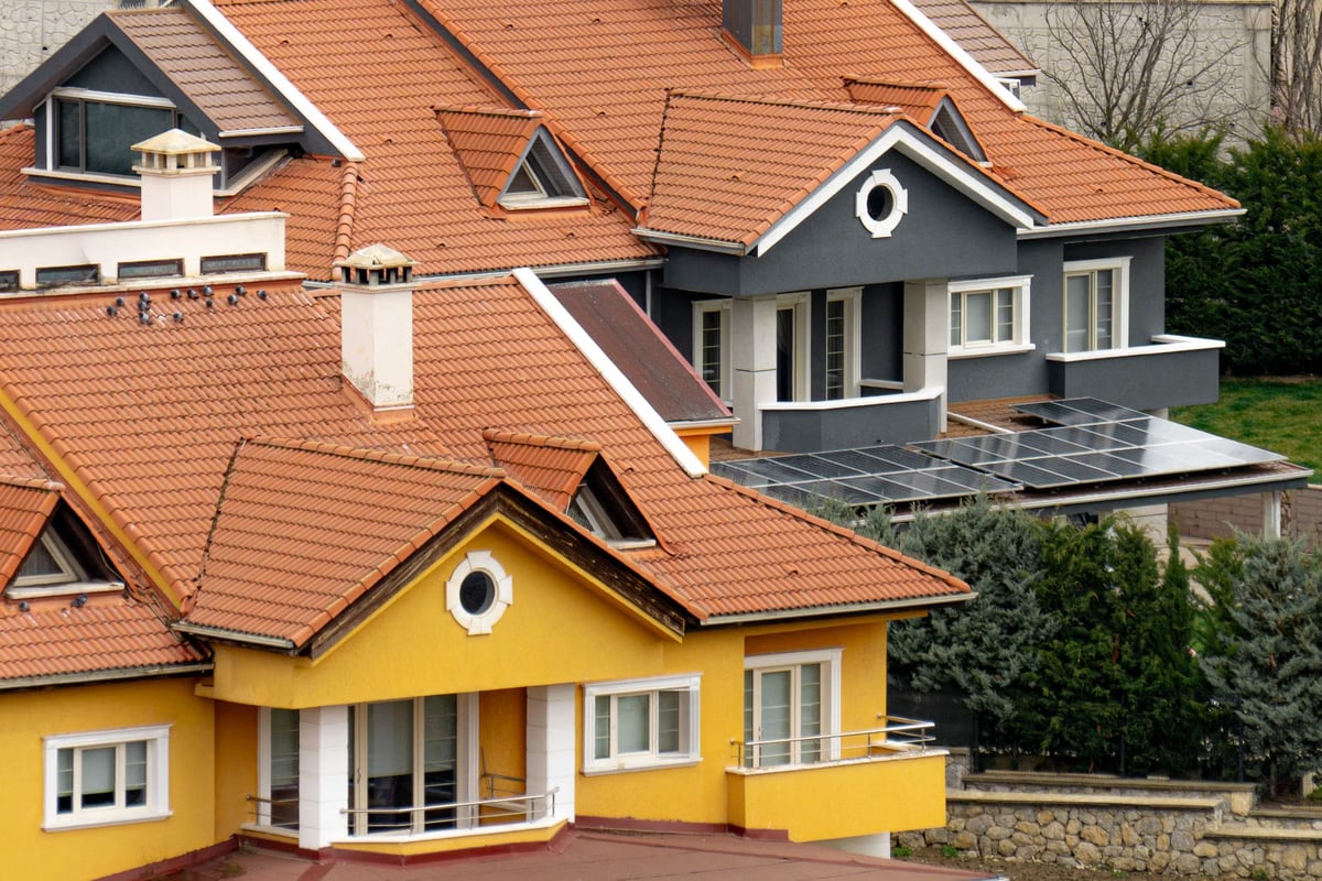 Yeni çatı sistemi elektrik üretmeye başladı