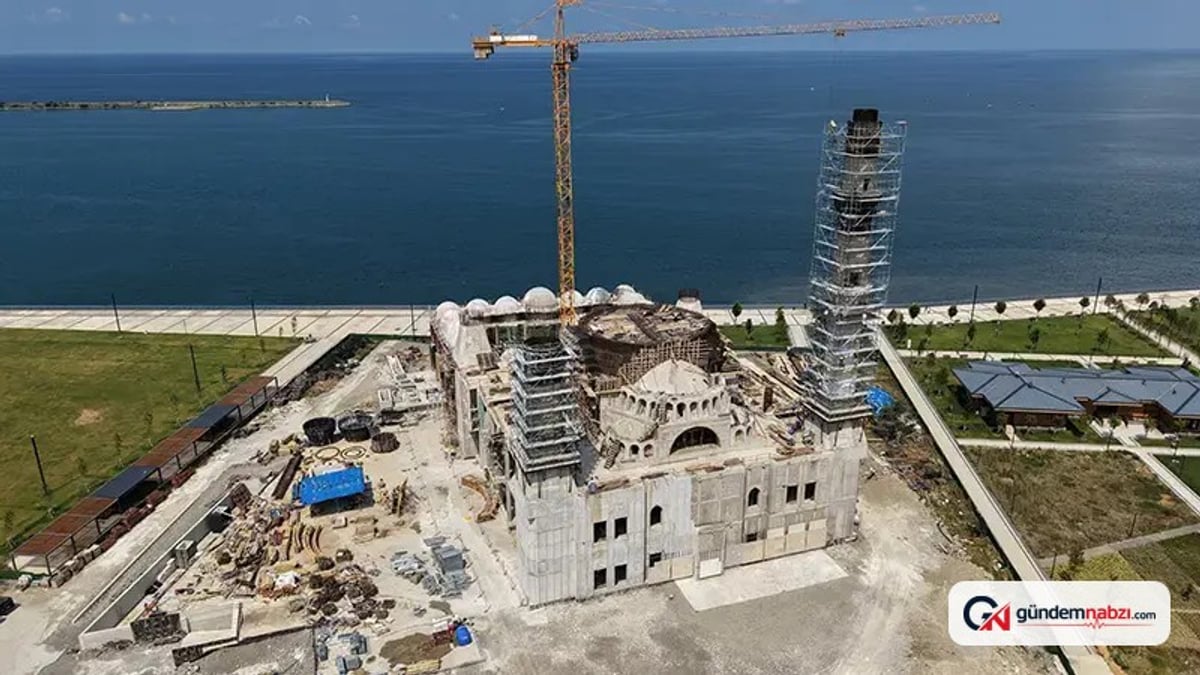 Eski TBMM Başkanı İsmail Kahraman, cami inşaatında inceleme yaptı