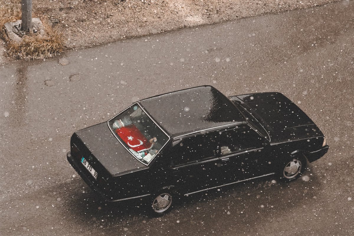 Bolu'da otomotiv sürücüsü yola çöp attı, ceza adrese gönderildi