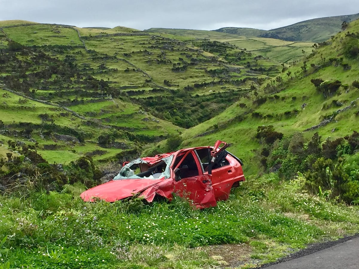 İkiye bölünen otomobilden sağ çıktı