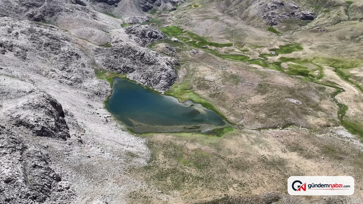 Tunceli'de Kepir Yaylası'nda eylül ayında kar topu oynandı