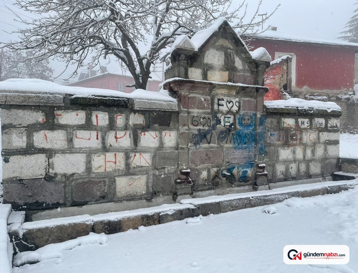 Ankara'da kaza: Kontrolden çıkan otomobil karşı şeride geçti, 1 ölü, 7 yaralı