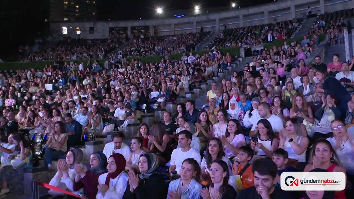 16 kadın sanatçı üniversiteli kadınlar için şarkı söyledi