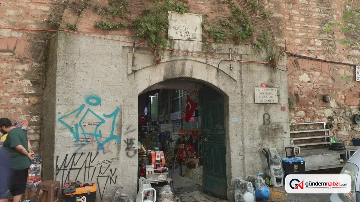 İstanbul'da tarihi Galata Bedesteni'nin duvarlarına grafiti çizildi