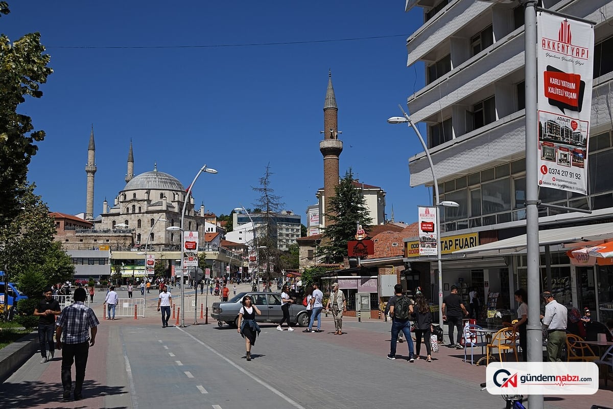 Bolu'da tarihi yapılar yüksek binaların arasında kaldı