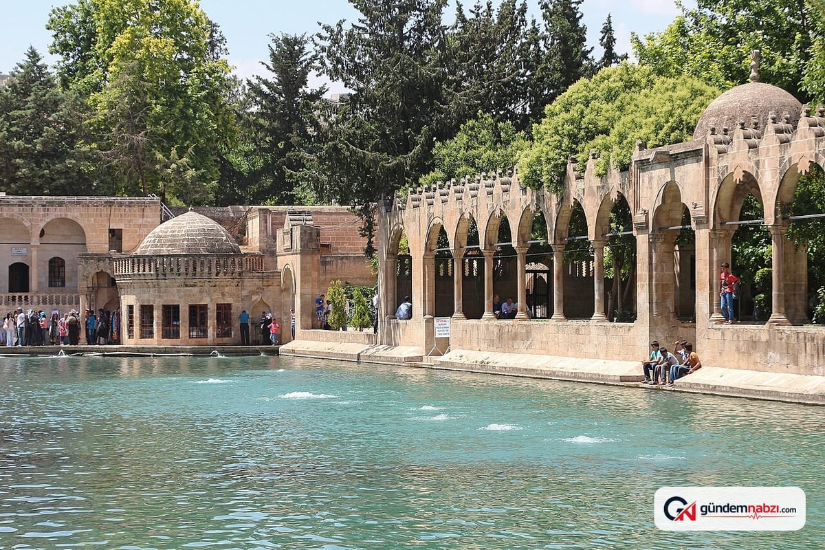 Şanlıurfa'da tahliye kanalına düşen minibüsteki 15 kişi yaralandı
