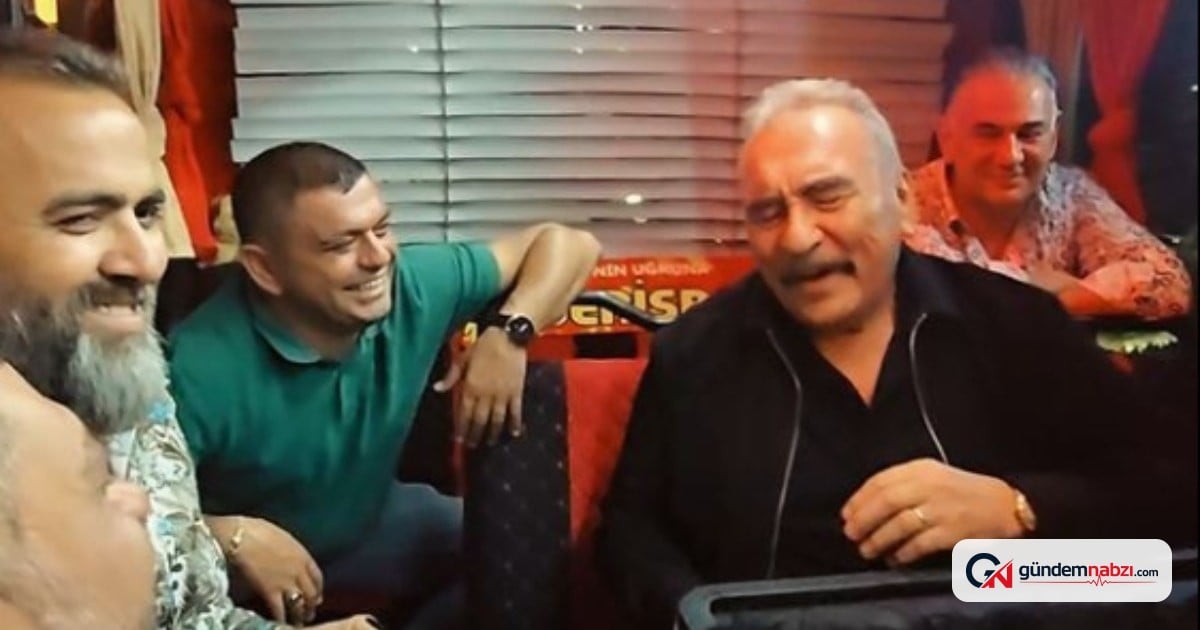Ümit Besen Kayseri'deki konserine nostaljik minibüsle gitti