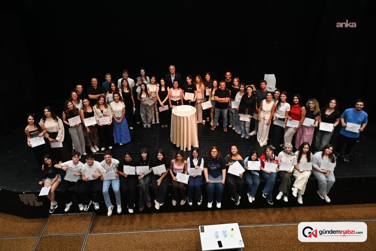 Bozüyük Belediye Tiyatrosu'nda Genç oyuncular sertifika aldı