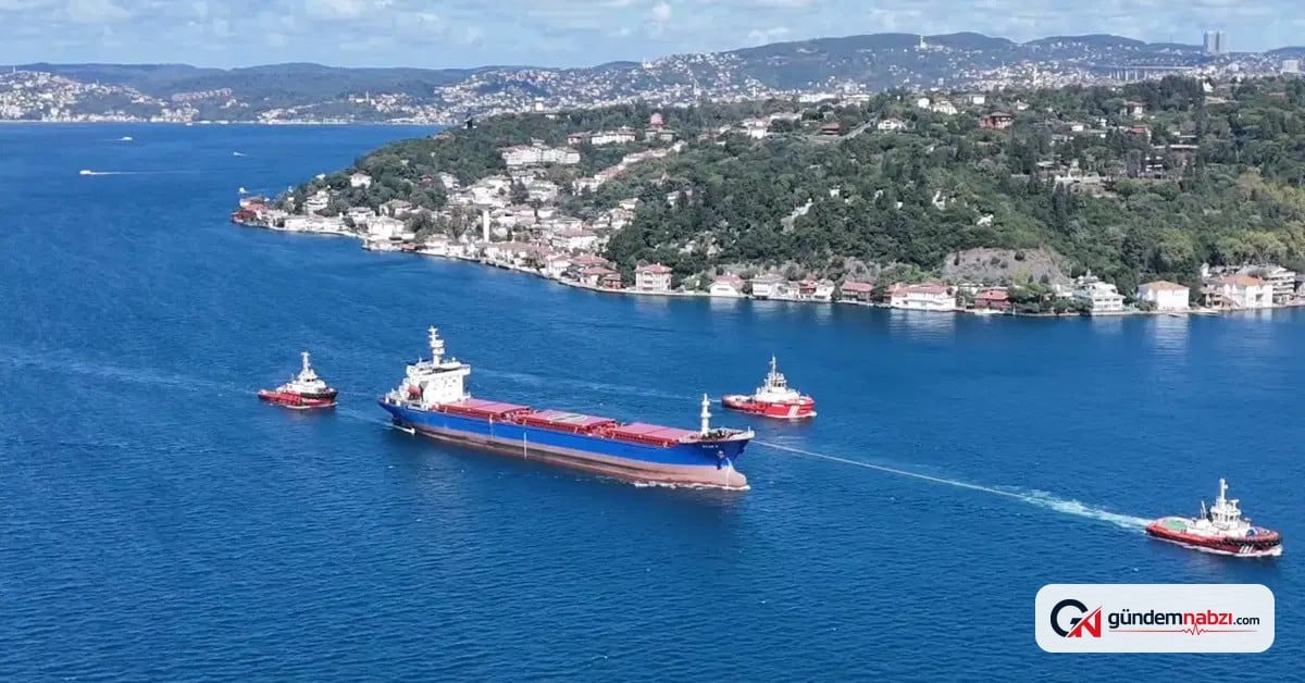 STAR 2 gemisi İstanbul Boğazı'ndan geçti