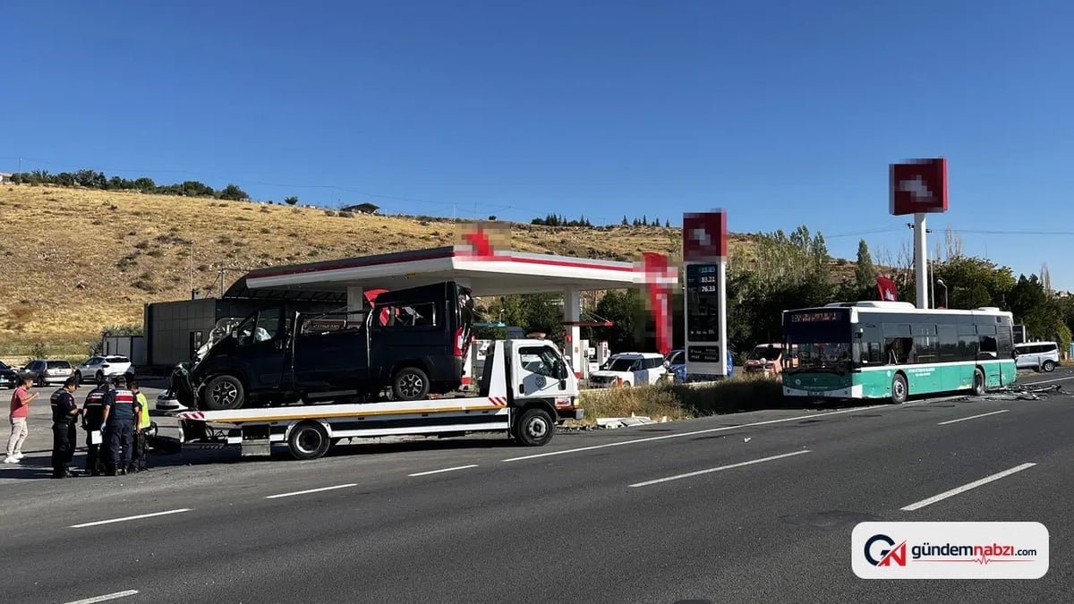 Minibüs, özel halk otobüsüne çarptı: 3 kişi yaralandı
