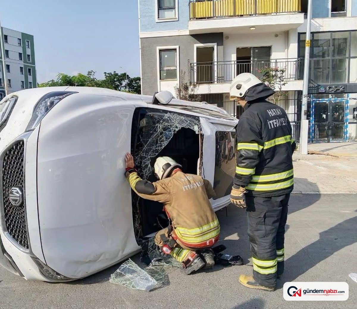 Hatay'da iki otomobil kavşakta çarpıştı: 2 yaralı