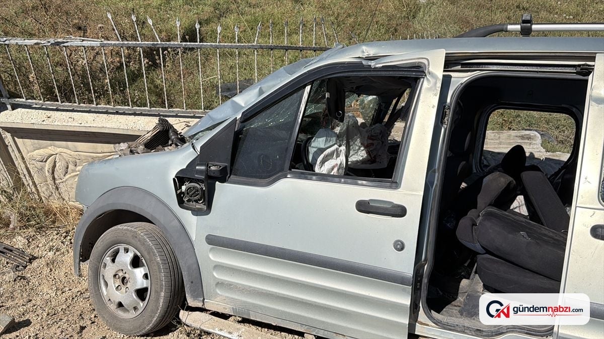 Eskişehir'de araç beton duvara çarptı: 3 yaralı