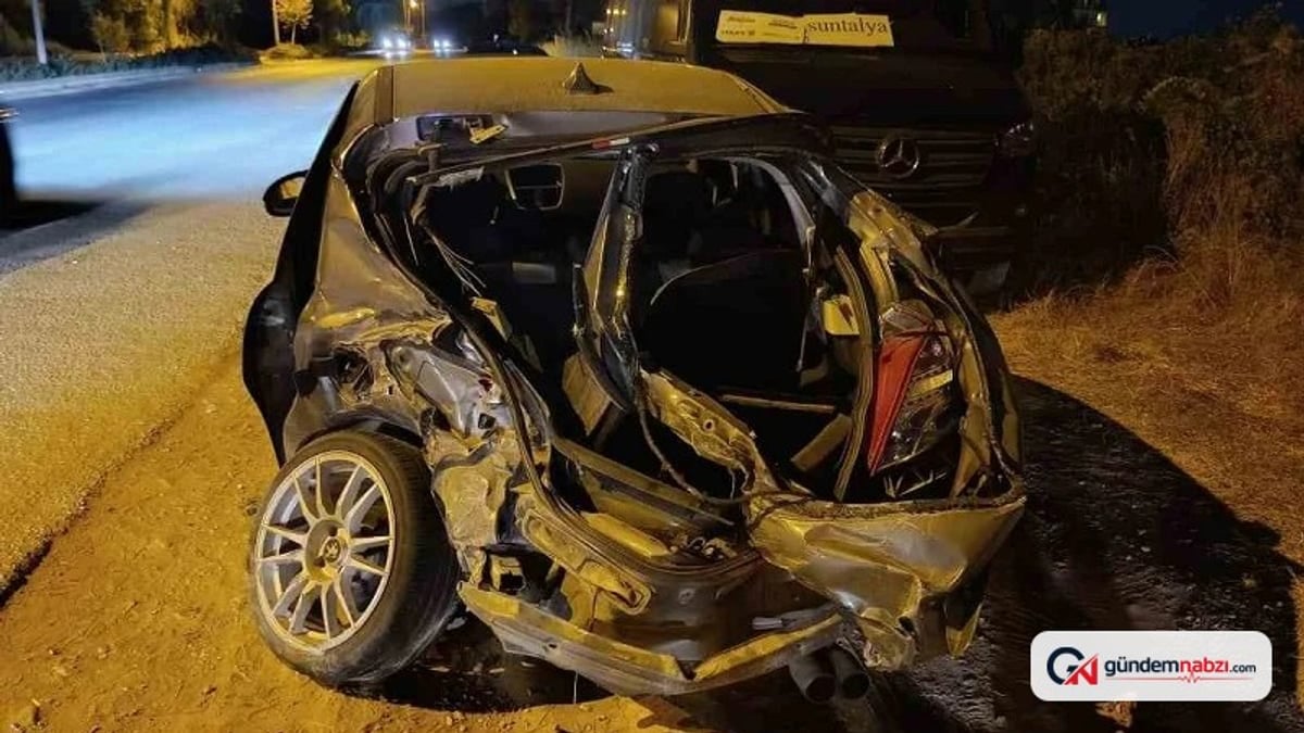 Antalya'da otomobil otobüse çarptı: 1 yaralı