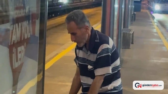 İstanbul'da metrobüs peronunda bankta namaz kıldı