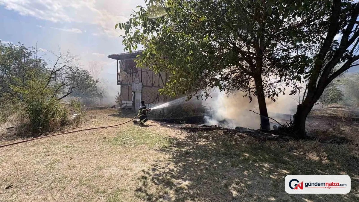 Kastamonu'da örtü yangını 3 bağ evine sıçradı