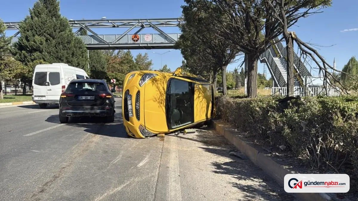 Eskişehir'de ticari taksi ile SUV çarpıştı: 2 sürücü yaralandı